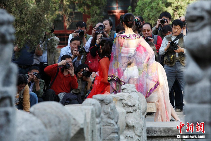 ...những người mẫu nữ đã thu hút vô số khách thăm quan cùng các nhiếp ảnh gia đến tham dự. ...những người mẫu nữ đã thu hút vô số khách thăm quan cùng các nhiếp ảnh gia đến tham dự.