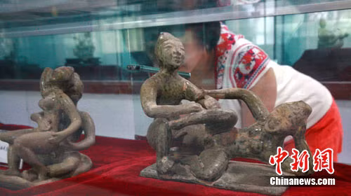 Tại đây trưng bày nhiều hiện vật bằng nhiều chất liệu mà khách thăm quan (người trưởng thành) mới thoáng nhìn cũng đủ nóng bừng mặt.