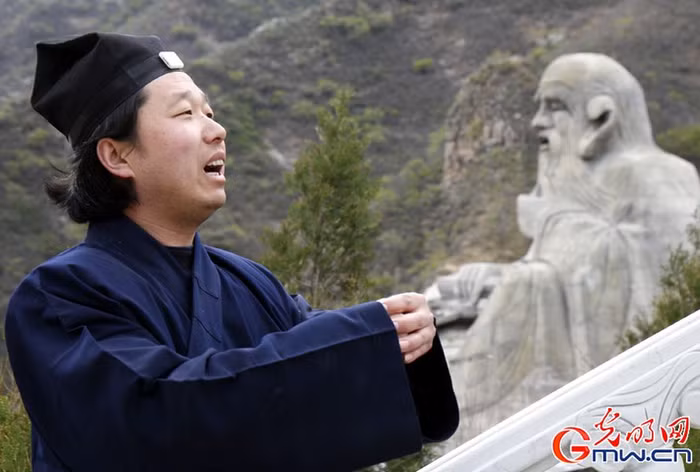 Một cư sĩ trẻ bên trong khu thắng cảnh có sinh thực khí âm dương tại Bắc Kinh.