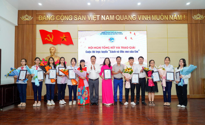 Lãnh đạo Ban tuyên giáo Thành uỷ và Sở Thông tin và Truyền thông trao giải cho tập thể, học sinh xuất sắc đạt giải trong cuộc thi (Ảnh: Lã Tiến)