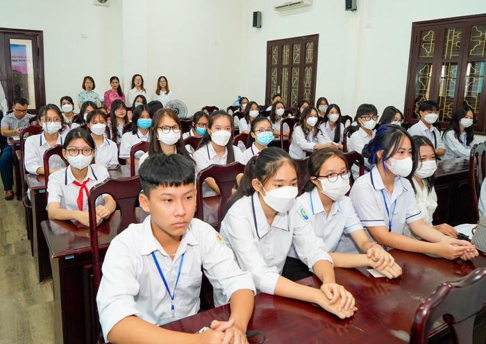 Học sinh các trường trung học cơ sở, trung học phổ thông trên địa bàn thành phố tới dự Hội nghị (Ảnh: Lã Tiến)