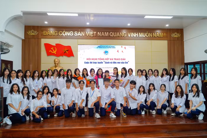 Tập thể và những học sinh đạt giải chụp ảnh lưu niệm (Ảnh: Lã Tiến)