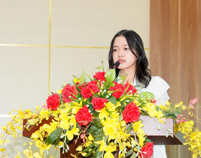 Em Phạm Hải Bình - học sinh lớp 11B8 Trường Trung học phổ thông Lê Quý Đôn (quận Hải An), đạt giải Nhất cuộc thi chia sẻ cảm nhận khi tham gia cuộc thi (Ảnh: Lã Tiến)