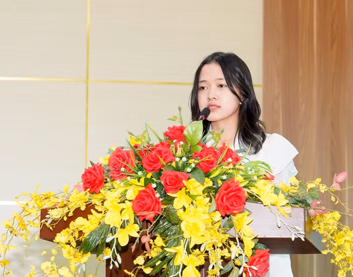 Em Phạm Hải Bình - học sinh lớp 11B8 Trường Trung học phổ thông Lê Quý Đôn (quận Hải An), đạt giải Nhất cuộc thi chia sẻ cảm nhận khi tham gia cuộc thi (Ảnh: Lã Tiến)