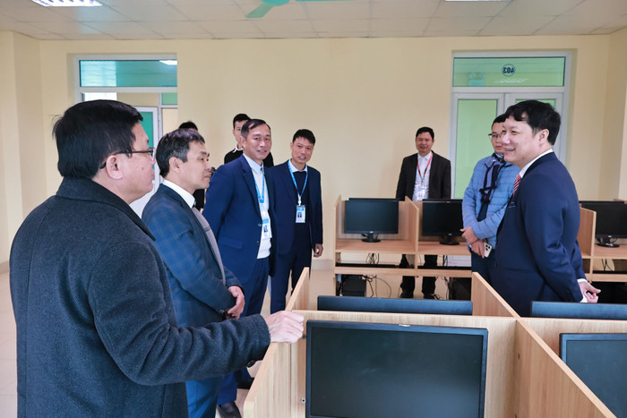 Lãnh đạo các đơn vị kiểm tra cơ sở vật chất tại Trường Đại học Sao Đỏ (Ảnh: TA) GDVN_thi-dgnl-2.jpg