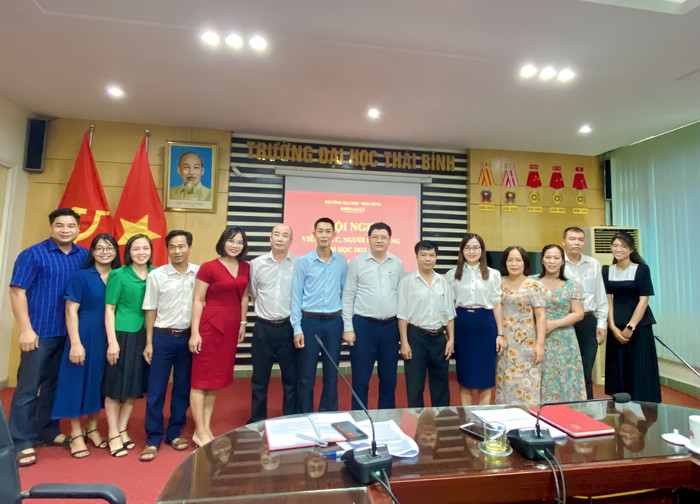 Lãnh đạo Trường Đại học Thái Bình cùng cán bộ, giảng viên Khoa Luật, Chính trị học và Quan hệ quốc tế (Ảnh: NTCC) GDVN_nganh-Luat-1.jpg