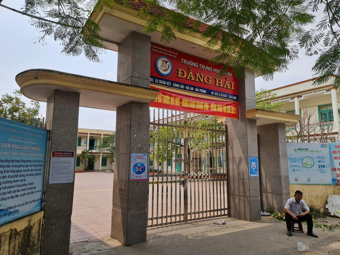 Phụ huynh chỉ ra nhiều bất cập tại điểm Trường Trung học cơ sở Đằng Hải (Ảnh: Lã Tiến)