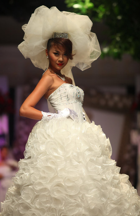 Ngoài vai trò là một hoa hậu, siêu mẫu, MC, Thanh Hằng cũng rất thành công qua các bộ phim chiếu rạp mà đơn cử là bộ phim "Những nụ hôn rực rỡ" gần đây nhất có sự tham gia của cô.