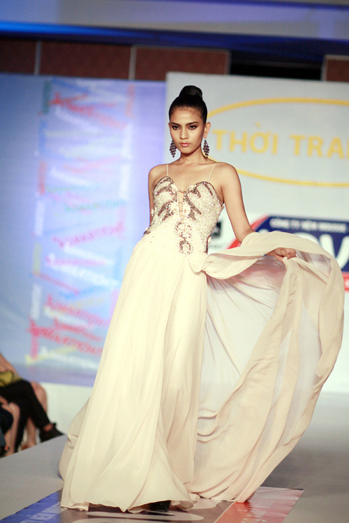 Cô sinh năm 1988 tại thủ đô Phnom Penh của Campuchia với vẻ đẹp Khmer không lẫn đi đâu được của Trương Thị May là được thừa hưởng từ ba mẹ mình.