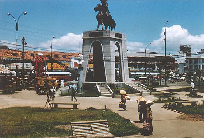 Sài Gòn 1968-1969. Tượng Trần Nguyên Hãn, một danh tướng thời Trần. Sài Gòn 1968-1969. Tượng Trần Nguyên Hãn, một danh tướng thời Trần.