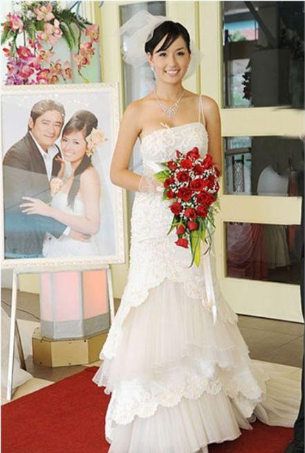 Sau khi đăng quang Hoa hậu Việt Nam 2006, Mai Phương Thuý đã phải khẩn trương lên đường tới thủ đô Warszawa của Ba Lan để kịp dự thi Hoa hậu Thế giới 2006. Trong phần thi trang phục dân tộc, Mai Phương Thuý lọt vào top 20 thí sinh mặc trang phục dân tộc đẹp nhất nhờ chiếc áo dài đen đuôi công kết cườm và kim sa của nhà thiết kế Việt Hùng. Đây cũng là bộ trang phục được Mai Phương Thuý mặc lại trong đêm chung kết.