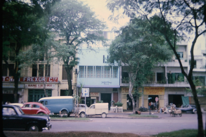 Sài Gòn 1965 - Tòa nhà International House, 57 Nguyễn Huệ, một câu lạc bộ riêng của Đại sứ quán Mỹ . Ảnh. Richard Paris Clark. Sài Gòn 1965 - Tòa nhà International House, 57 Nguyễn Huệ, một câu lạc bộ riêng của Đại sứ quán Mỹ . Ảnh. Richard Paris Clark.