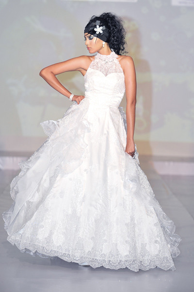 Á hậu Trương Thị May là một cô gái người Khmer hiếm hoi tỏa sáng trong làng giải trí. Trương Thị May được thừa hưởng nét đẹp từ cha và mẹ, với những đường nét đặc trưng của người Khmer.