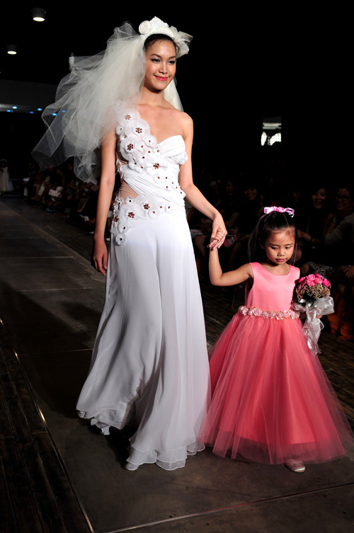 Hoa hậu Việt Nam 2008 cùng xuất hiện và sải bước tự tin trên sàn catwalk trong chương trình thời trang Fall Winter Wedding Collection tại Vietnam Designers House.