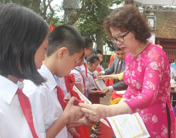 Lãnh đạo Sở Giáo dục và Đào tạo Hải Dương trao giải cho các em học sinh có tác phẩm đoạt giải A (Ảnh: Báo Hải Dương)