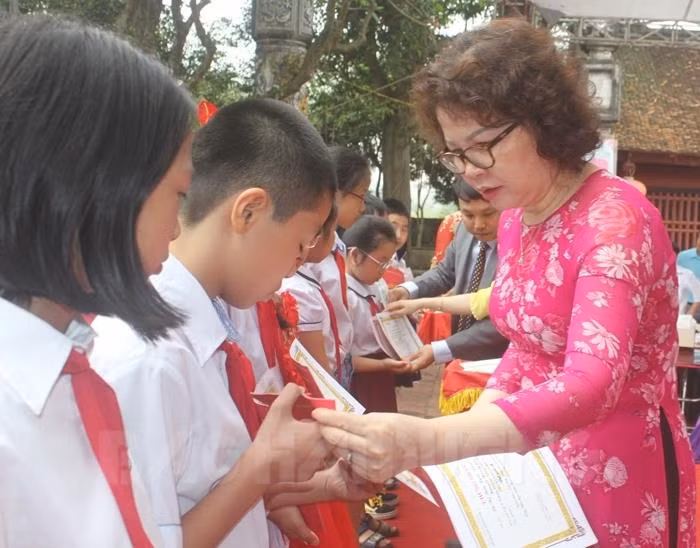 Lãnh đạo Sở Giáo dục và Đào tạo Hải Dương trao giải cho các em học sinh có tác phẩm đoạt giải A (Ảnh: Báo Hải Dương)