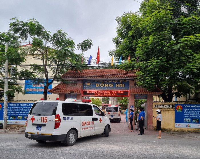 Các thí sinh thuộc diện F2 và đang trong khu vực bị phong tỏa tham gia thi tại Hội đồng thi đặc biệt đặt tại Trường Trung học cơ sở Đông Hải (Ảnh: Phương Linh) Các thí sinh thuộc diện F2 và đang trong khu vực bị phong tỏa tham gia thi tại Hội đồng thi đặc biệt đặt tại Trường Trung học cơ sở Đông Hải (Ảnh: Phương Linh)