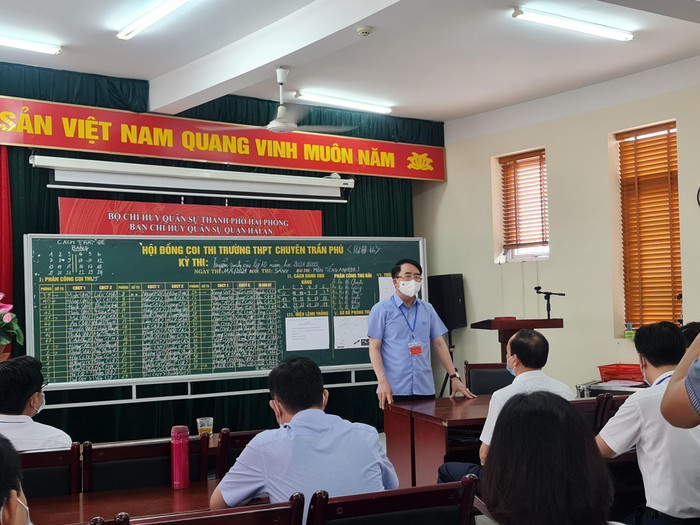 Phó Chủ tịch Ủy ban nhân dân thành phố Lê Khắc Nam kiểm tra tại Hội đồng thi Trường Trung học phổ thông Chuyên Trần Phú (Ảnh: Lã Tiến) Phó Chủ tịch Ủy ban nhân dân thành phố Lê Khắc Nam kiểm tra tại Hội đồng thi Trường Trung học phổ thông Chuyên Trần Phú (Ảnh: Lã Tiến)