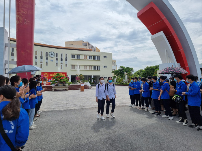 Lực lượng thanh niên tình nguyện có mặt tại cổng trường đảm bảo không gian cho các thí sinh rời điểm thi an toàn (Ảnh: Phương Linh) Lực lượng thanh niên tình nguyện có mặt tại cổng trường đảm bảo không gian cho các thí sinh rời điểm thi an toàn (Ảnh: Phương Linh)