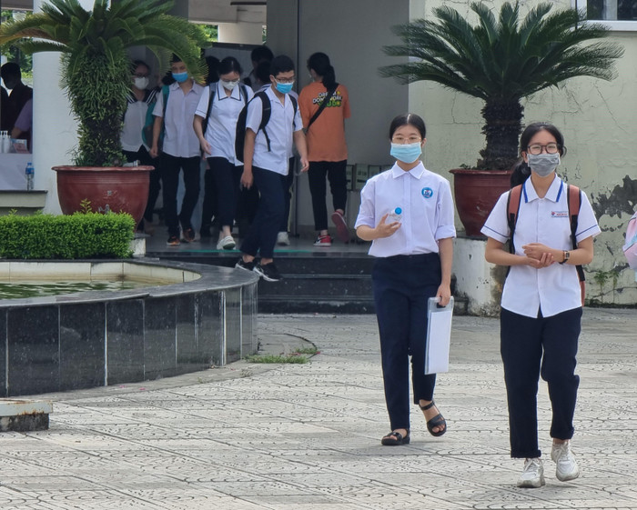 Những thí sinh đầu tiên rời điểm thi với tâm trạng phấn khởi (Ảnh: Phương Linh) Những thí sinh đầu tiên rời điểm thi với tâm trạng phấn khởi (Ảnh: Phương Linh)