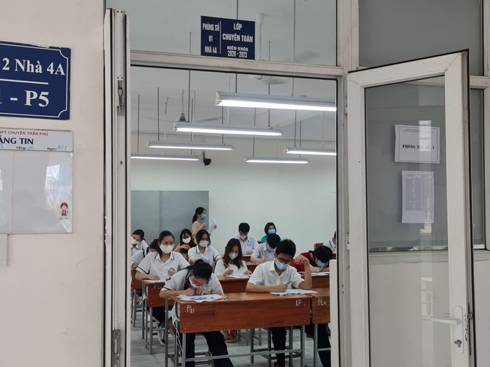 Các thí sinh dự thi môn điều kiện tiếng Anh trong sáng ngày 11/6 (Ảnh: Lã Tiến) Các thí sinh dự thi môn điều kiện tiếng Anh trong sáng ngày 11/6 (Ảnh: Lã Tiến)