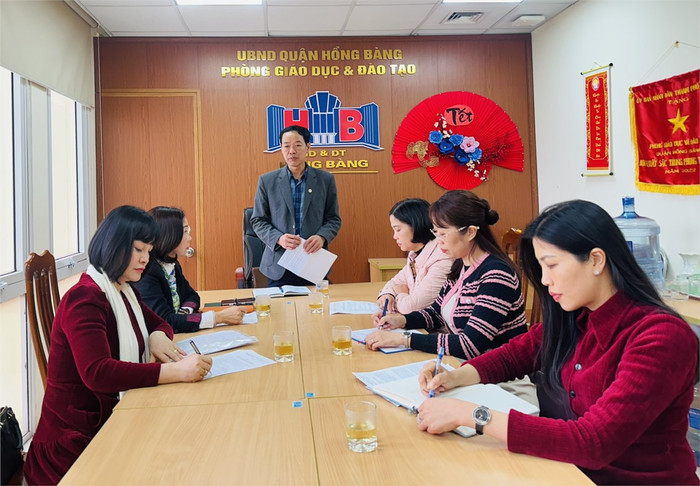 Đoàn kiểm tra của Sở Giáo dục và Đào tạo Hải Phòng kiểm tra tại Phòng Giáo dục và Đào tạo quận Hồng Bàng (Ảnh: CTV) kiem-tra-1.jpg