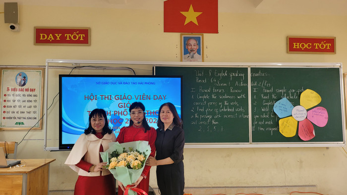 Giáo viên của Trường Trung học cơ sở Đà Nẵng trong tiết dạy có ứng dụng công nghệ thông tin tại hội thi giáo viên dạy giỏi cấp thành phố - Phương pháp dạy học này đã được ngành giáo dục Hải Phòng đánh giá cao. (Ảnh: Nhà trường cung cấp)