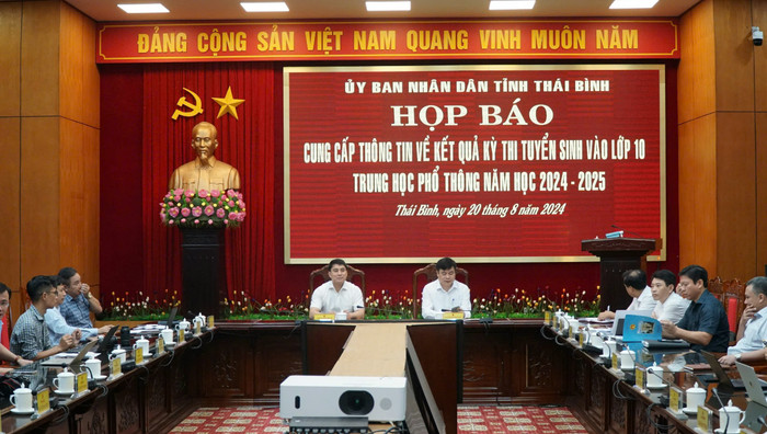 Thanh tra tỉnh Thái Bình chỉ rõ sai sót của Giám đốc Sở Giáo dục và Đào tạo trong quá trình hồi phách bài thi tự luận (Ảnh: LT) thai-binh-hop-bao.jpg