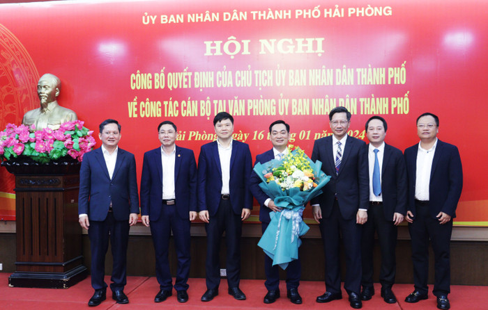Ông Lê Anh Quân – Phó chủ tịch Thường trực Uỷ ban nhân dân thành phố Hải Phòng trao quyết định và tặng hoa ông Trần Huy Kiên (Ảnh: ĐT) Ông Lê Anh Quân – Phó chủ tịch Thường trực Uỷ ban nhân dân thành phố Hải Phòng trao quyết định và tặng hoa ông Trần Huy Kiên (Ảnh: ĐT)