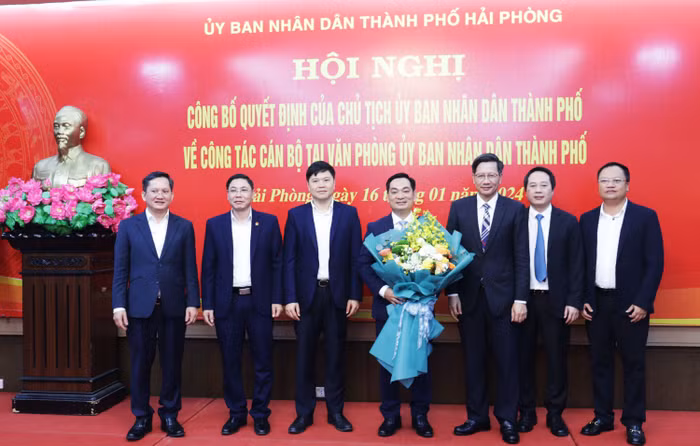 Ông Lê Anh Quân – Phó chủ tịch Thường trực Uỷ ban nhân dân thành phố Hải Phòng trao quyết định và tặng hoa ông Trần Huy Kiên (Ảnh: ĐT)
