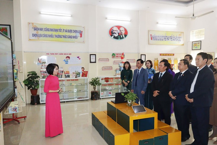 Giáo viên và học sinh Trường Tiểu học Đinh Tiên Hoàng thực hiện tiết dạy minh hoạ qua môn Tiếng Anh tại phòng học thông minh (Ảnh: TT)