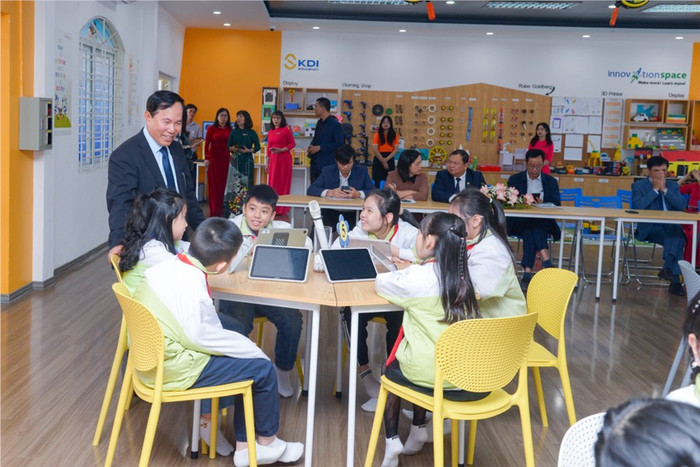 Lãnh đạo quận Hồng Bàng dự và động viên các em học sinh, giáo viên tại chuyên đề (Ảnh: TT)