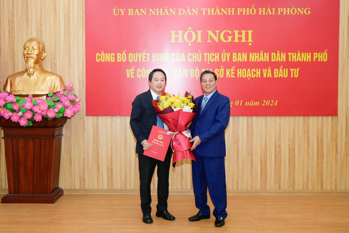 Chủ tịch Uỷ ban nhân dân thành phố Hải Phòng trao Quyết định và tặng hoa chúc mừng ông Nguyễn Ngọc Tú - tân Giám đốc Sở Kế hoạch và Đầu tư (Ảnh: ĐT) Chủ tịch Uỷ ban nhân dân thành phố Hải Phòng trao Quyết định và tặng hoa chúc mừng ông Nguyễn Ngọc Tú - tân Giám đốc Sở Kế hoạch và Đầu tư (Ảnh: ĐT)