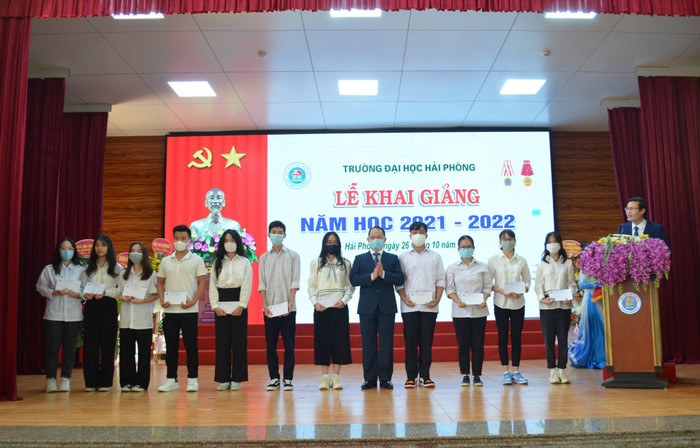 Hiệu trưởng nhà trường trao phần thưởng cho các em sinh viên đạt điểm cao trong tuyển sinh đầu vào năm 2021 (Ảnh: CTV) Hiệu trưởng nhà trường trao phần thưởng cho các em sinh viên đạt điểm cao trong tuyển sinh đầu vào năm 2021 (Ảnh: CTV)