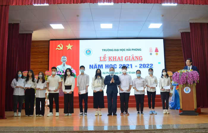 Hiệu trưởng nhà trường trao phần thưởng cho các em sinh viên đạt điểm cao trong tuyển sinh đầu vào năm 2021 (Ảnh: CTV)