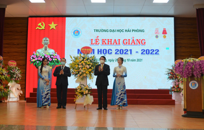 Ông Lê Khắc Nam – Phó Chủ tịch Uỷ ban nhân dân Thành phố ghi nhận những cố gắng, nỗ lực hoàn thành nhiệm vụ năm học của thầy và trò Trường Đại học Hải Phòng (Ảnh: CTV) Ông Lê Khắc Nam – Phó Chủ tịch Uỷ ban nhân dân Thành phố ghi nhận những cố gắng, nỗ lực hoàn thành nhiệm vụ năm học của thầy và trò Trường Đại học Hải Phòng (Ảnh: CTV)