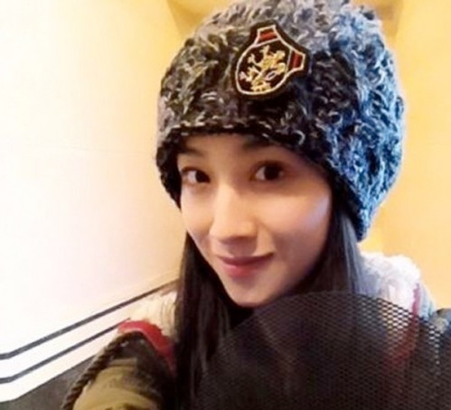 Nữ diễn viên Hà Quân đã tố cáo đạo diễn Trương là người bịa đặt và đeo mặt nạ khi tiết lộ chuyện ông đã tái hôn và có 3 con. Nữ diễn viên Hà Quân đã tố cáo đạo diễn Trương là người bịa đặt và đeo mặt nạ khi tiết lộ chuyện ông đã tái hôn và có 3 con.