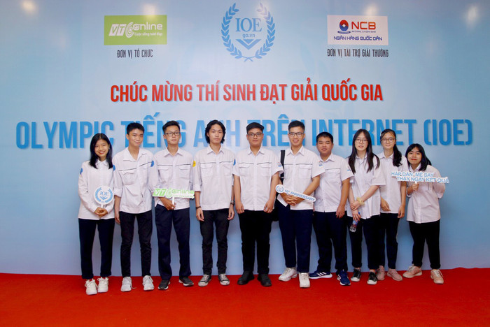 Em Trần Huy Phong (thứ 4 từ trái sang) xuất sắc đạt 8.5 IELTS chỉ sau 1,5 tháng ôn thi (Ảnh: Nhân vật cung cấp) Em Trần Huy Phong (thứ 4 từ trái sang) xuất sắc đạt 8.5 IELTS chỉ sau 1,5 tháng ôn thi (Ảnh: Nhân vật cung cấp)