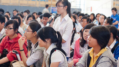 Một học sinh đặt câu hỏi với thầy cô trong ban tư vấn nhóm ngành sư phạm - xã hội nhân văn - luật - quân đội - công an - Ảnh: Tiến Thành Một học sinh đặt câu hỏi với thầy cô trong ban tư vấn nhóm ngành sư phạm - xã hội nhân văn - luật - quân đội - công an - Ảnh: Tiến Thành