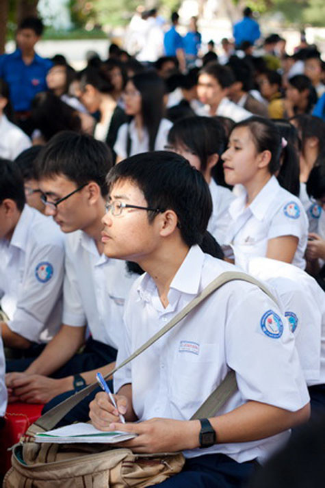 Học sinh lắng nghe thầy cô trong ban tư vấn giải đáp - Ảnh: Tiến Thành Học sinh lắng nghe thầy cô trong ban tư vấn giải đáp - Ảnh: Tiến Thành