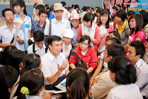 Trao đổi thông tin tuyển sinh với bạn bè trước giờ khai mạc buổi tư vấn - Ảnh: Tiến Thành Trao đổi thông tin tuyển sinh với bạn bè trước giờ khai mạc buổi tư vấn - Ảnh: Tiến Thành