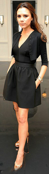 Dù là diện váy ngắn cá tính ... (Ảnh eva) Xem thêm: Cận cảnh màn lột xác của Victorya Beckham.