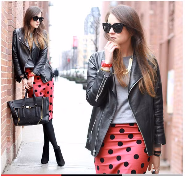 Tạo điểm nhấn nổi bật với chiếc váy pencil ( bút chì) màu đỏ chấm bi đen gợi cảm và thú vị. Màu đen của chấm bi kết nối với tông đen của chiếc áo khoác da cùng các phụ kiện như đôi ankle boot màu đen cá tính. Xem thêm: Bộ sưu tập váy xinh dành cho bạn gái hè 2012.