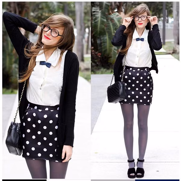 Hãy thử sắm vai cô học trò nhỏ nghịch ngợm trong phong cách preppy cùng họa tiết chấm bi. Màu đen trắng tương phản trên trang phục và trên chiếc váy chấm bi tạo nét hài hòa Xem thêm: Bộ sưu tập váy xinh dành cho bạn gái hè 2012.