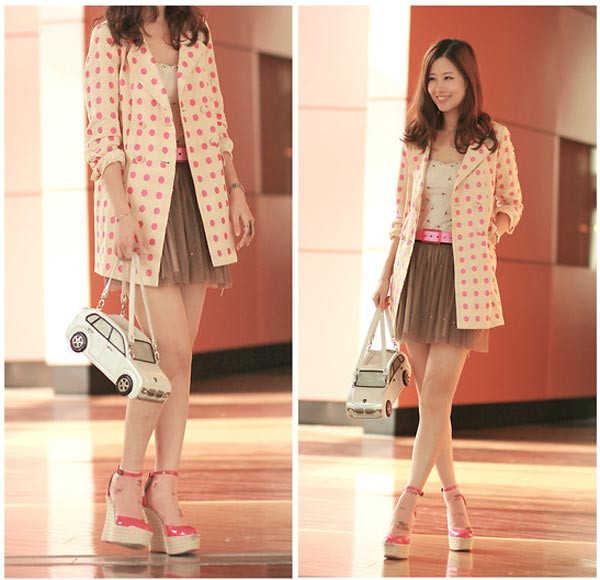 Bạn hãy thử chiếc áo khoác dài chấm bi màu hồng ngọt ngào, phối cùng đôi giày đế xuồng cùng tông, bạn sẽ có một vẻ ngoài thật kiêu kì và vô cùng nữ tính Xem thêm: Bộ sưu tập váy xinh dành cho bạn gái hè 2012. Bạn hãy thử chiếc áo khoác dài chấm bi màu hồng ngọt ngào, phối cùng đôi giày đế xuồng cùng tông, bạn sẽ có một vẻ ngoài thật kiêu kì và vô cùng nữ tính Xem thêm: Bộ sưu tập váy xinh dành cho bạn gái hè 2012.