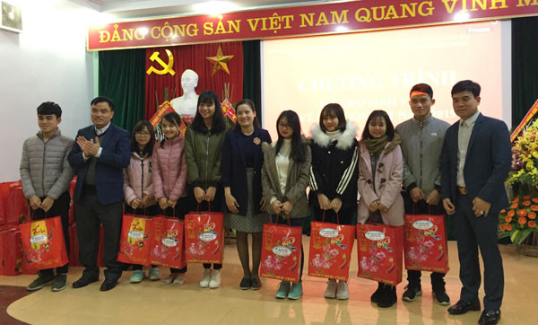 Hơn 300 suất quà, vé xe được trao cho các sinh viên có hoàn cảnh khó khăn đang học tập tại Hải Phòng (Ảnh: Lã Tiến) Hơn 300 suất quà, vé xe được trao cho các sinh viên có hoàn cảnh khó khăn đang học tập tại Hải Phòng (Ảnh: Lã Tiến)