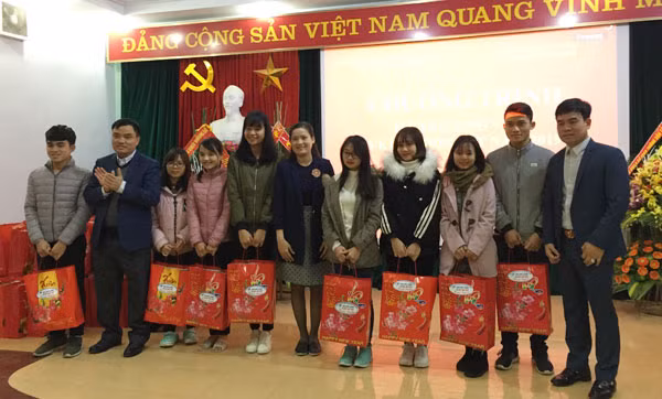 Hơn 300 suất quà, vé xe được trao cho các sinh viên có hoàn cảnh khó khăn đang học tập tại Hải Phòng (Ảnh: Lã Tiến)