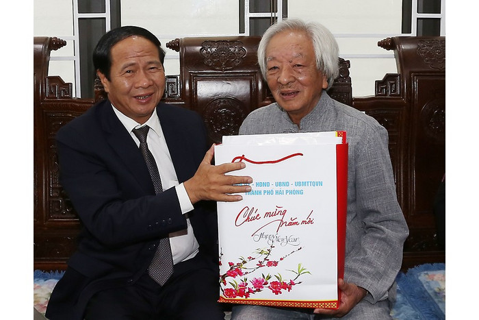 Ông Lê Văn Thành, Bí thư Thành ủy Hải Phòng chúc Tết Nhà giáo ưu tú Trần Ngọc Thảo (Ảnh: CTV)