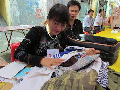 Những giọt nước mắt, nỗi đau quặn thắt của mẹ liệt sĩ Hùng - Trung tá Nguyễn Thị Thúy khi ôm chặt những di vật của đứa con trai duy nhất của mình vào lòng... Những giọt nước mắt, nỗi đau quặn thắt của mẹ liệt sĩ Hùng - Trung tá Nguyễn Thị Thúy khi ôm chặt những di vật của đứa con trai duy nhất của mình vào lòng...