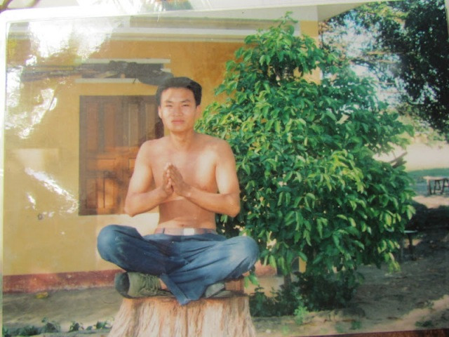 Hoàng Đặng Hùng nghịch ngợm tại doanh trại D2, F146. Ảnh nhà báo Mai Thanh Hải chụp lại từ gia đình liệt sĩ Hoàng Đặng Hùng. Hoàng Đặng Hùng nghịch ngợm tại doanh trại D2, F146. Ảnh nhà báo Mai Thanh Hải chụp lại từ gia đình liệt sĩ Hoàng Đặng Hùng.